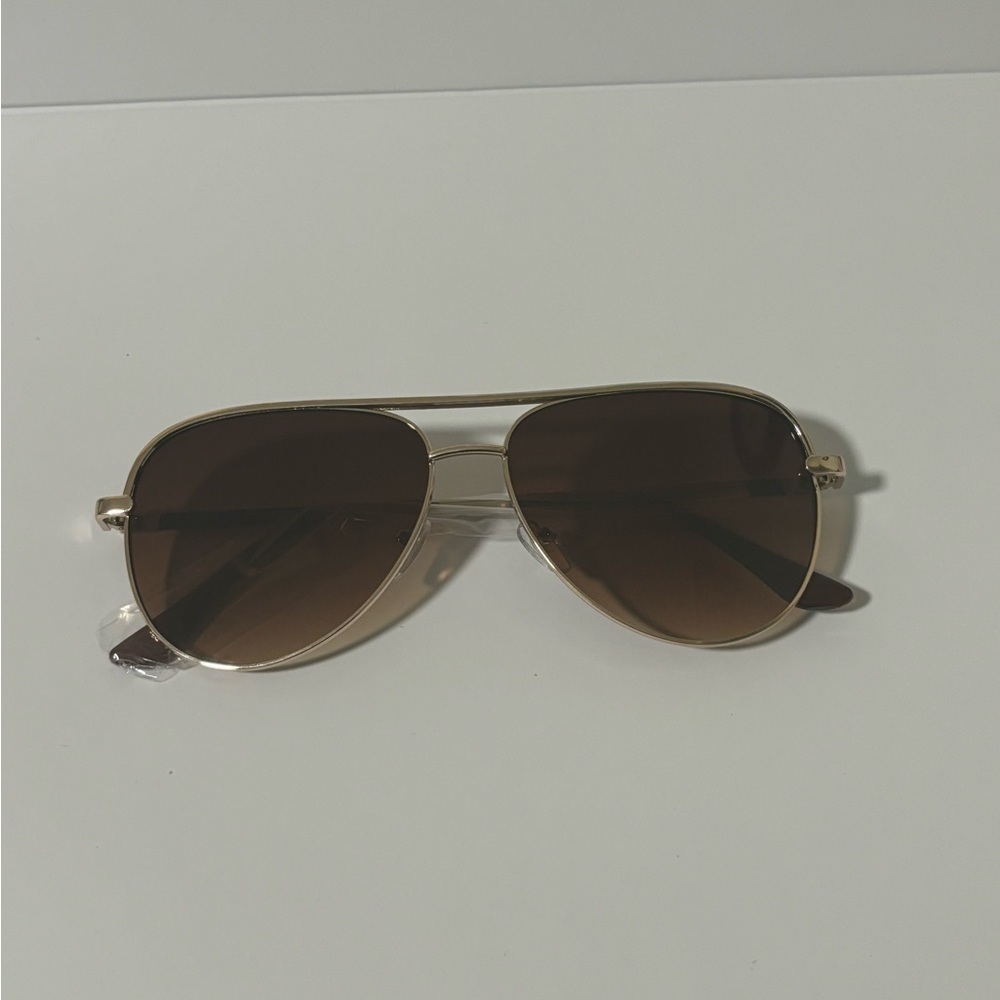 Chic Gold Aviator Sunglasses with Dark Lenses
